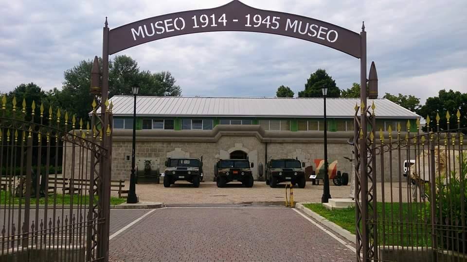 Distruggono reperti storici e aggrediscono una ragazza solo per fare una grigliata nel museo della guerra