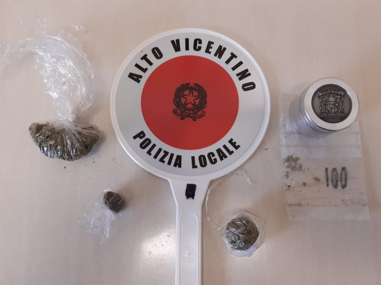 Fermato all’alt della locale il nervosismo lo tradisce, in auto e in tasca marijuana e hashish