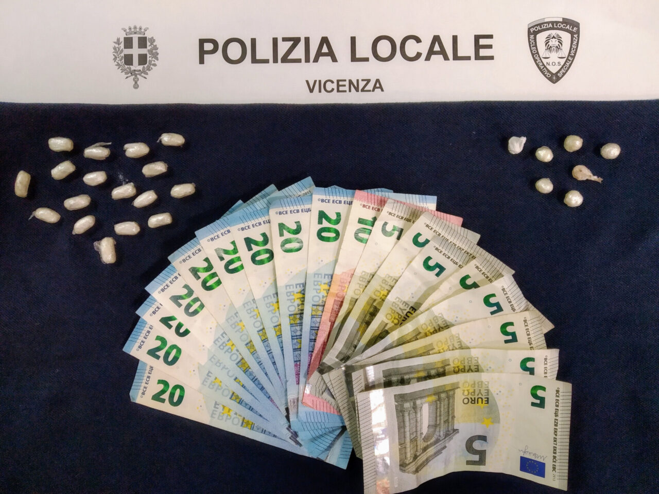 Il cane antidroga Aria fiuta cocaina ed eroina, arrestato spacciatore