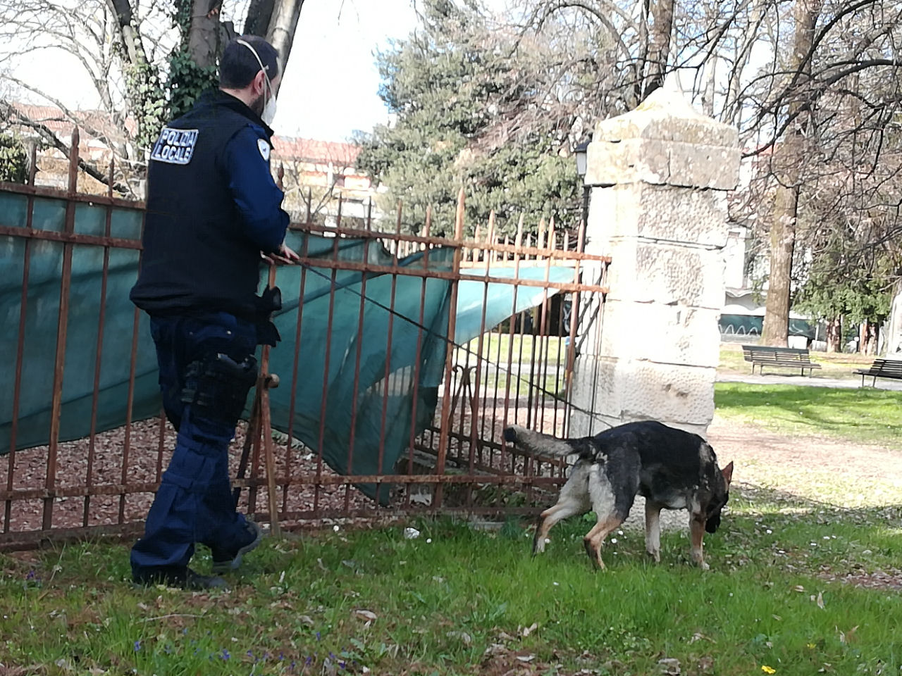 Minorenne con la droga nelle mutande confessa solo quando arriva la madre in Comando