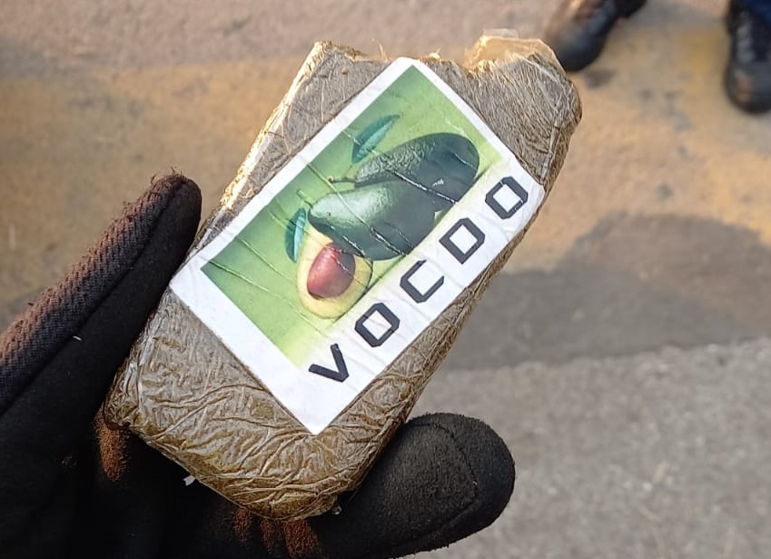 Tenta di disfarsi di un etto di droga ma lo fa proprio sotto gli “occhi” di una telecamera