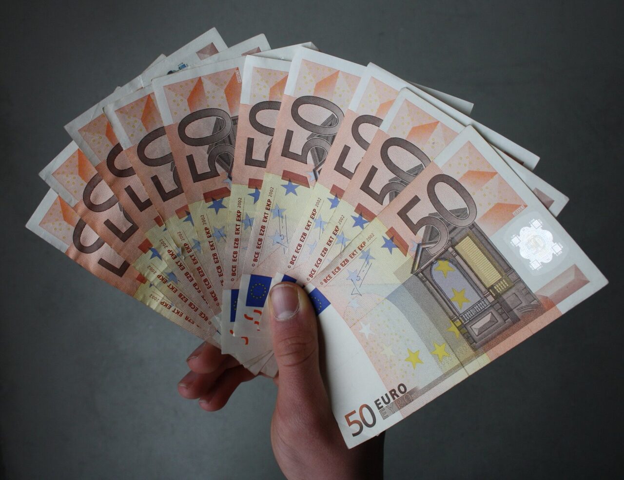 Un 19enne spagnolo tenta di fare “il portoghese”: compra un kebab e cerca di pagarlo con 50 euro contraffatte