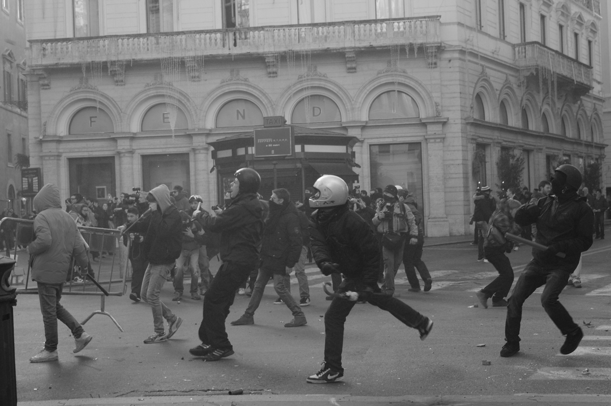 Scatenano una mega rissa in strada, individuati sei dei responsabili