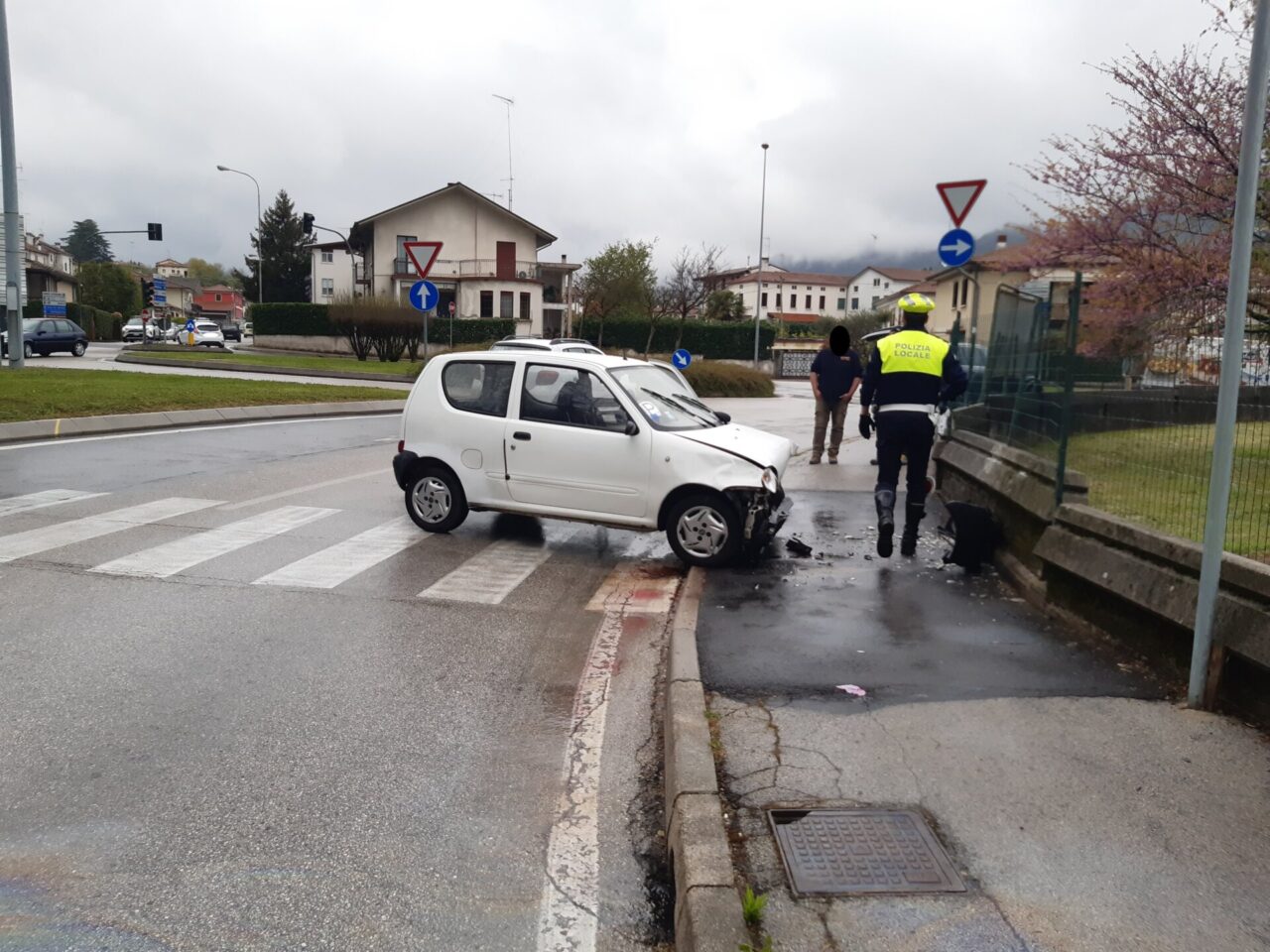 Perde il controllo dell’utilitaria e centra prima un furgone, poi l’ex ospedale