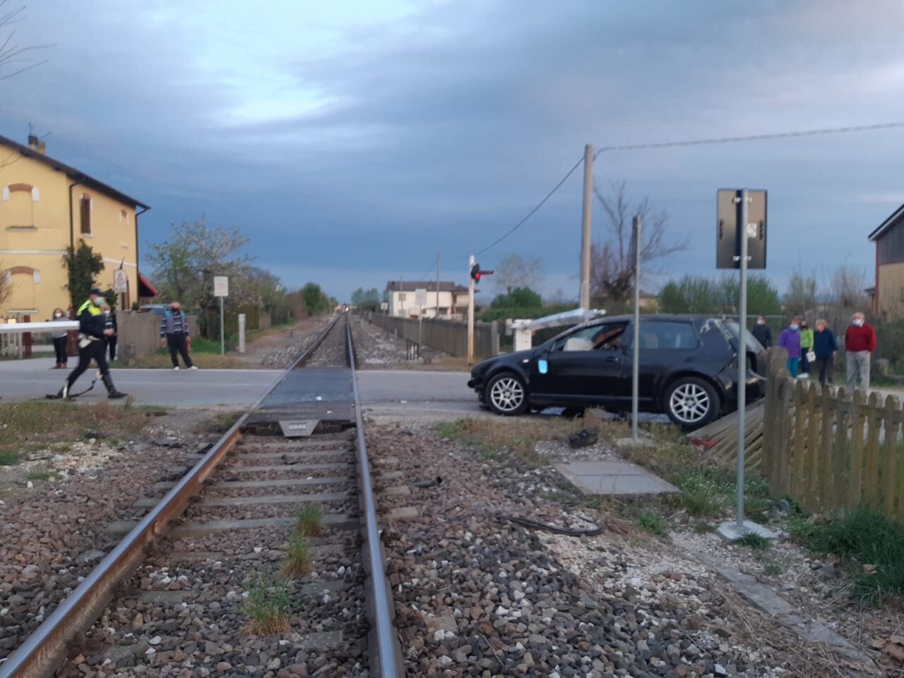 Perde il controllo dell’auto e si ribalta sui binari della ferrovia