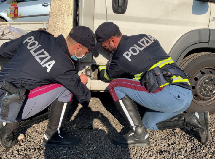 Fermati “i signori della droga”, nel camion trasportavano 10kg di coca: avrebbero fruttato 4 milioni di euro