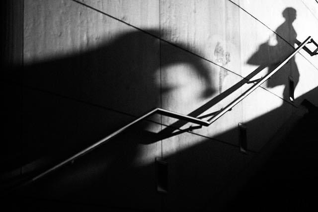 Rifiuta il corteggiamento morboso e viene molestata in stazione