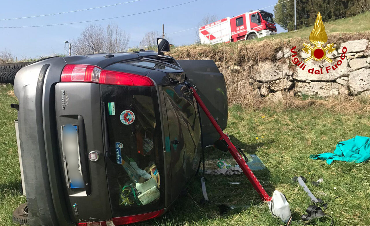 Le foto dell’auto rovesciata a Crespadoro: tagliato il parabrezza per estrarre l’autista ferito