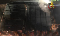 Le foto e il video dell'incendio del laboratorio di falegnameria a Schio