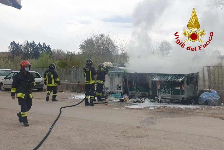 In fiamme alcuni cassonetti dei rifiuti a Montecchio Maggiore