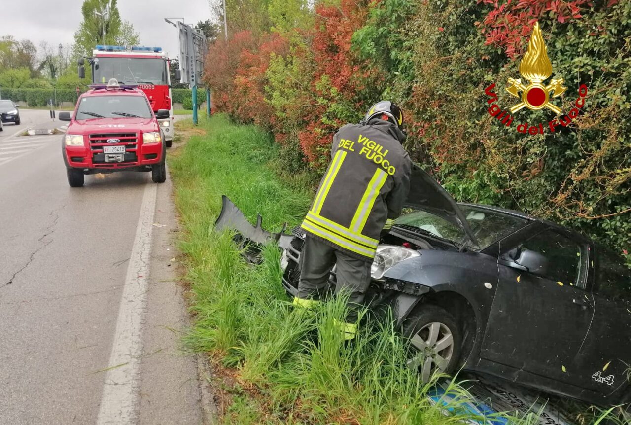 Paura lungo la Marosticana, un’auto finisce fuori strada