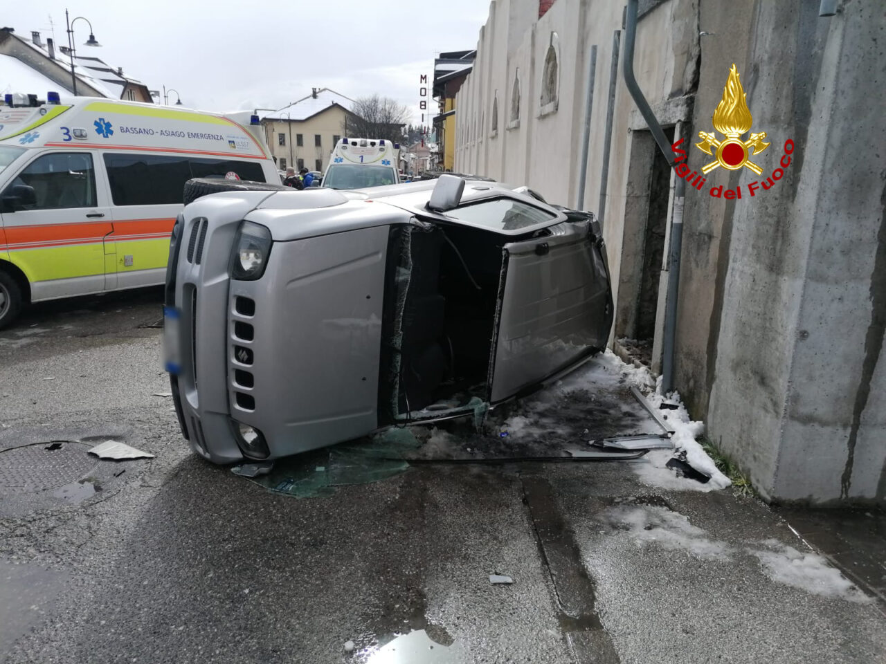 Le immagini del violento incidente tra due auto, quattro feriti