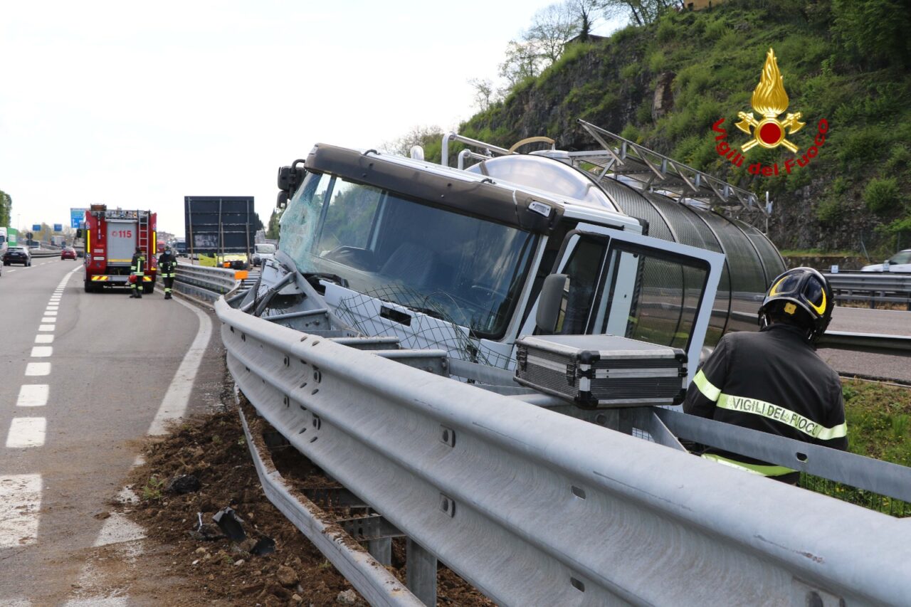 Le immagini dello spaventoso schianto in autostrada di un camion cisterna