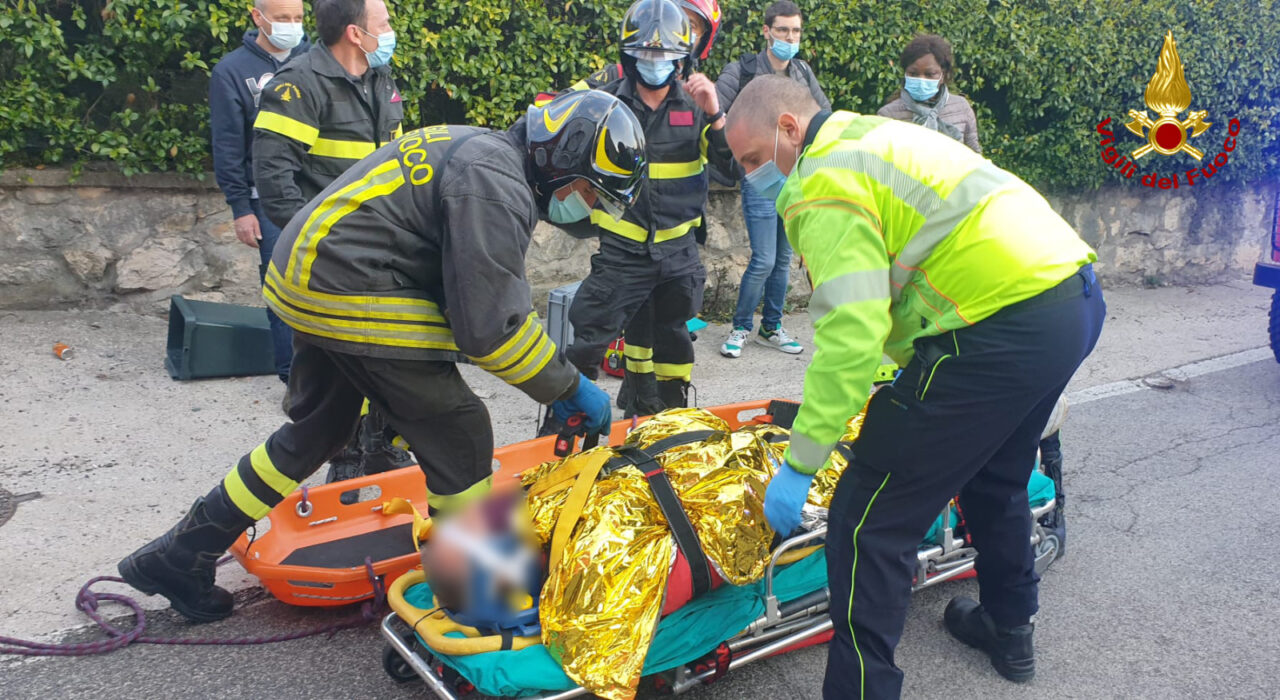 L’escursione nella zona dei castelli di Giulietta e Romeo finisce male, 70enne cade rovinosamente