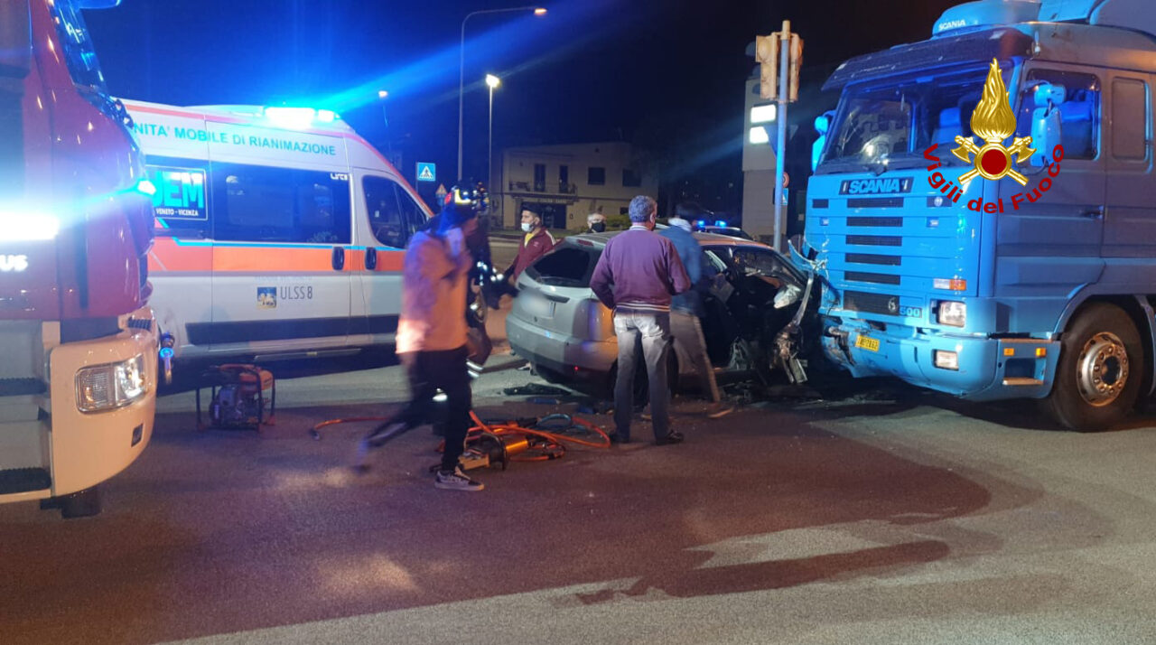Incidente tra auto e camion, conducente della vettura incastrato tra le lamiere