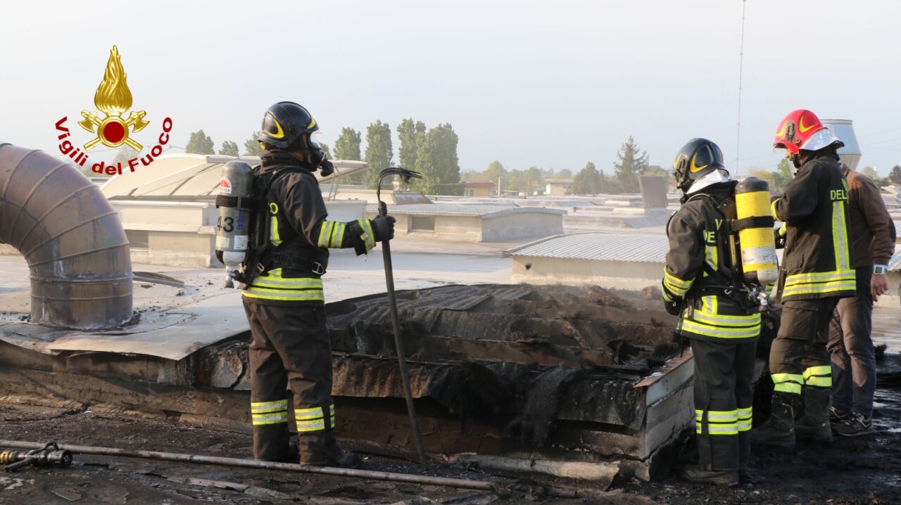 Paura a Montegalda, le immagini dell’incendio in un’azienda tessile