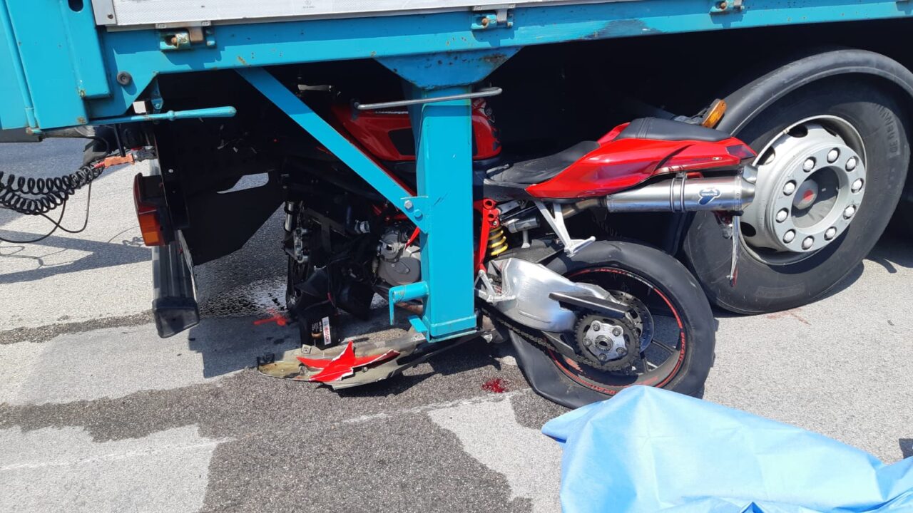 Con la moto sotto il camion muore 62enne a Sandrigo