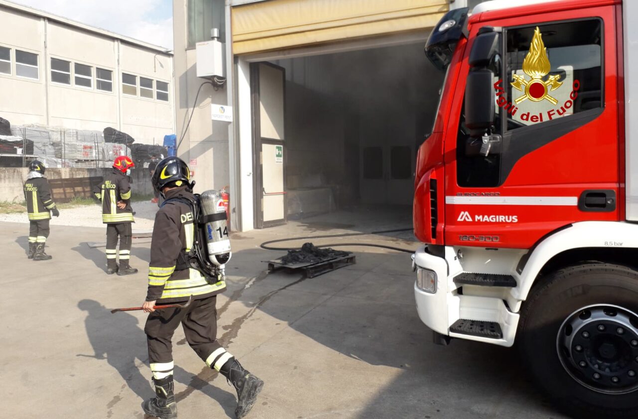 Paura in un’officina, a fuoco i filtri di aspirazione delle polveri
