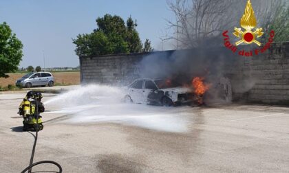 Si accorge che qualcosa non va, scende dall'auto e questa viene divorata dalle fiamme