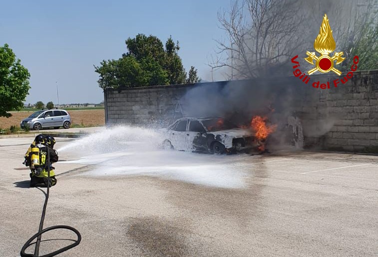 Si accorge che qualcosa non va, scende dall’auto e questa viene divorata dalle fiamme