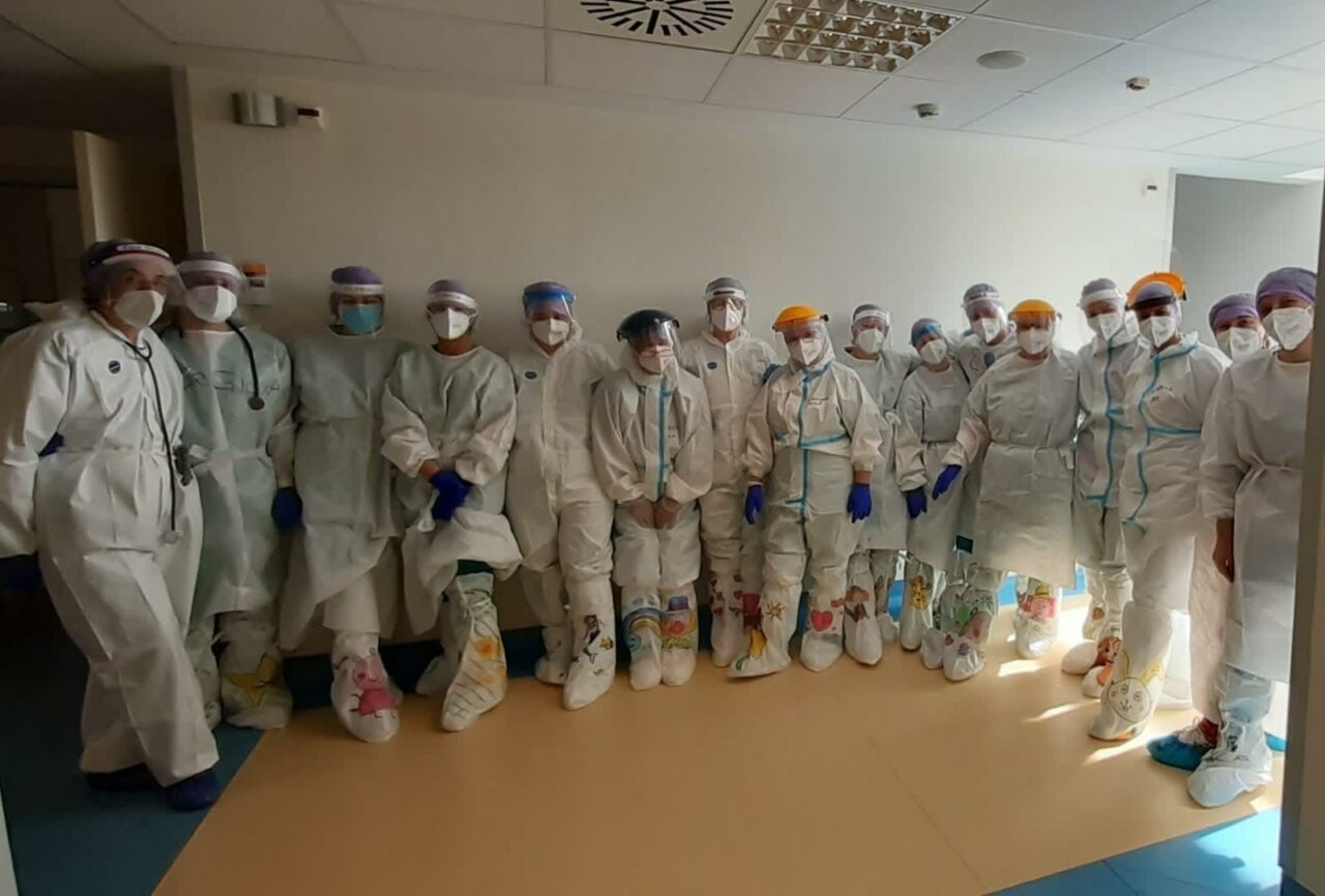 Per accogliere una minorenne nel reparto Covid gli operatori colorano i calzari