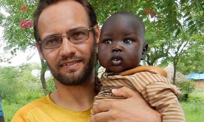 Il vicentino padre Christian Carlassare vittima di un agguato: gambizzato dagli aggressori