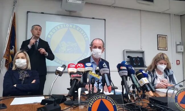 Covid, Zaia: “Il Veneto ha numeri da zona arancione”. Ma il portale per prenotare il vaccino va in tilt | +1633 positivi | Dati 1 aprile 2021
