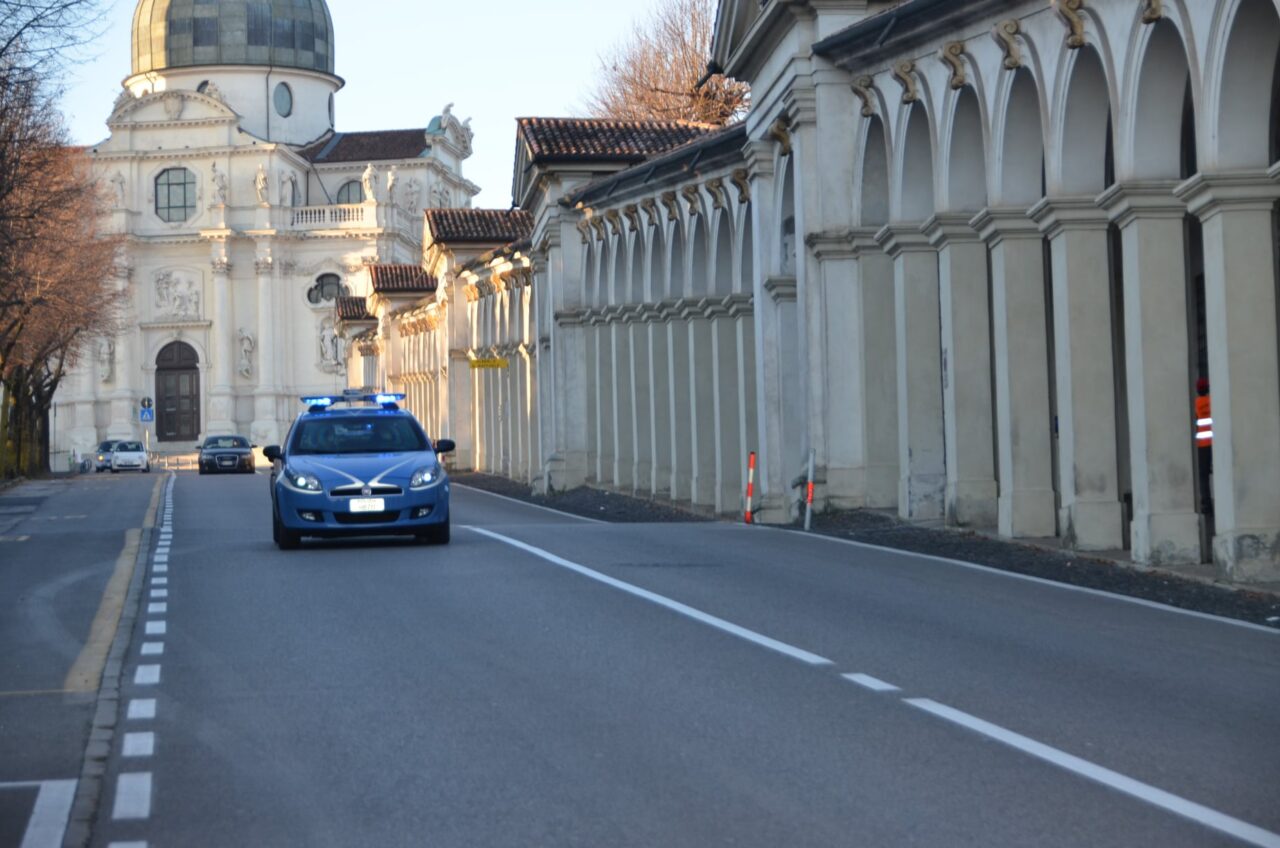 Circolava con l’auto senza targhe: fermato dalla Polizia emerge che la vettura era stata radiata il 22 aprile
