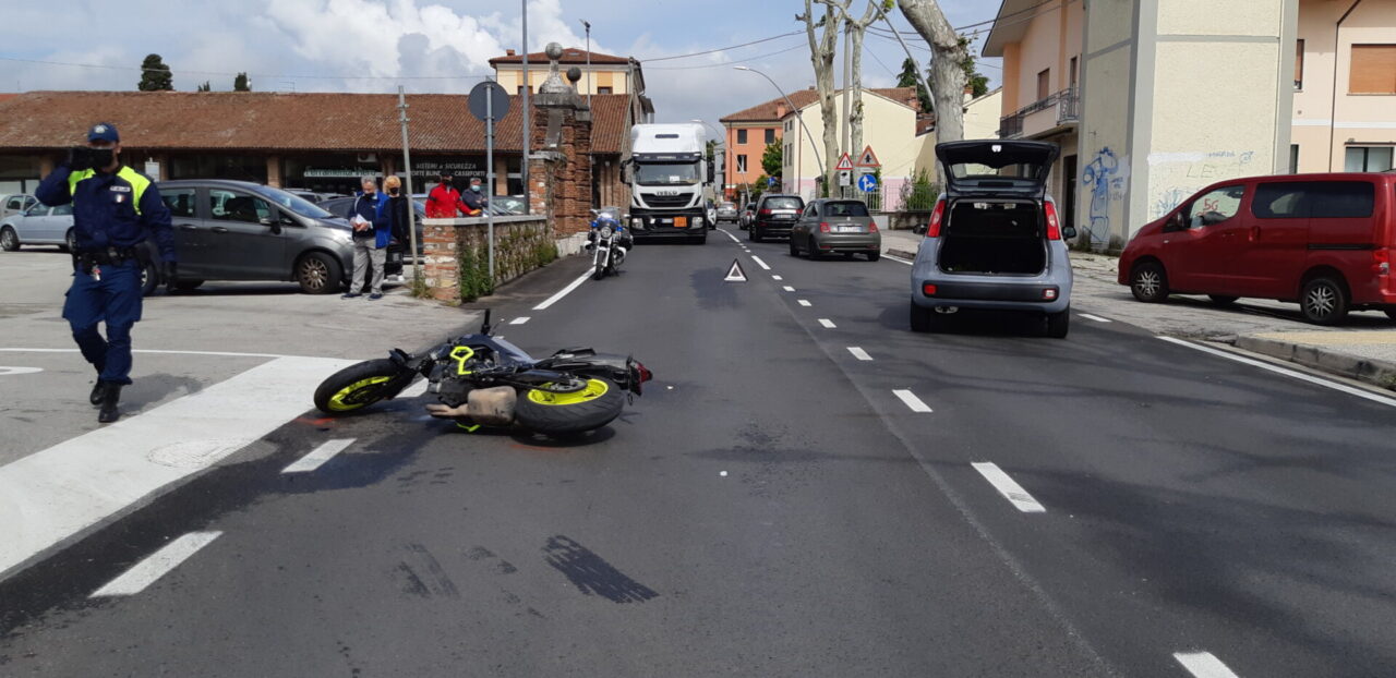 Le immagini dell’incidente tra auto e moto, 20enne di Marano finisce al Pronto soccorso