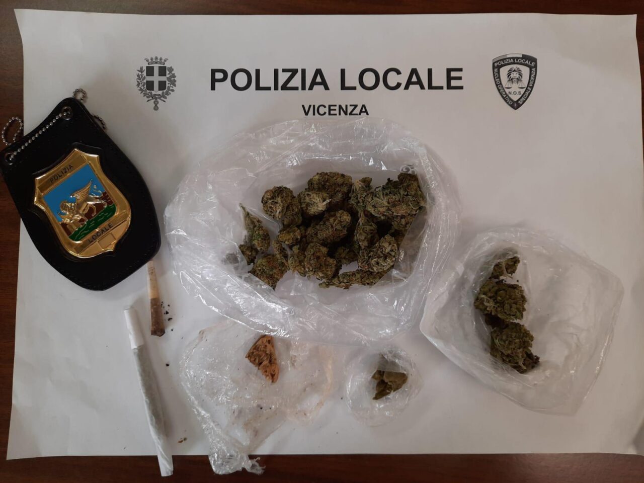 Ragazzini “furboni”: per non farsi beccare nascondono la marijuana, ma è l’odore d’erba che li frega