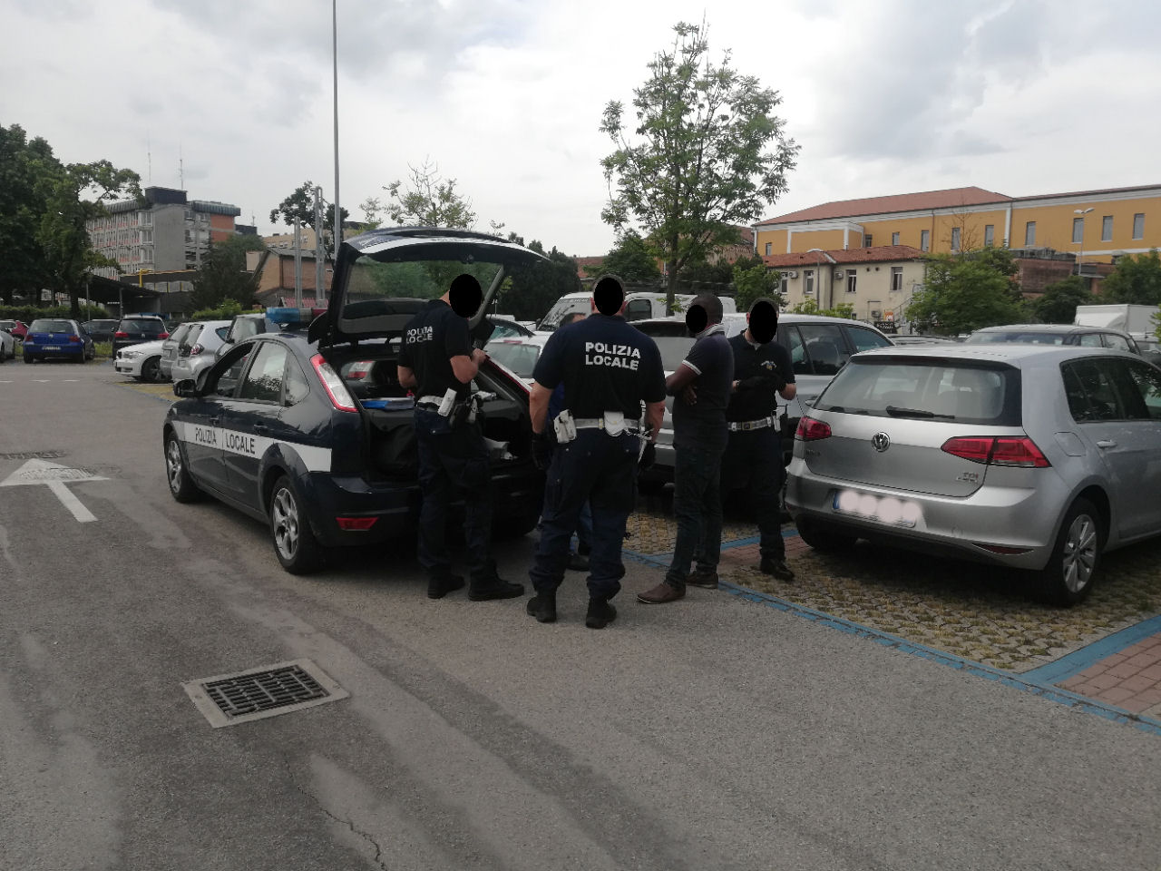Parcheggiatori abusivi all’ospedale San Bortolo, interviene la Polizia locale