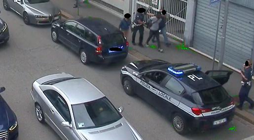 Spacciatore arrestato tra gli applausi della folla