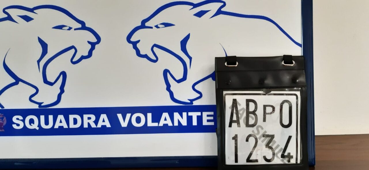 Non aveva la patente e guidava un’auto “fantasma”, la targa era finta: dietro i numeri si leggeva “fac simile”