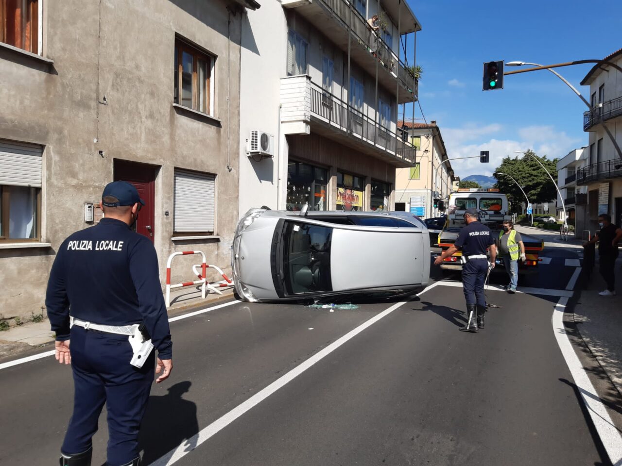 80enne al volante perde il controllo dell’auto e si ribalta
