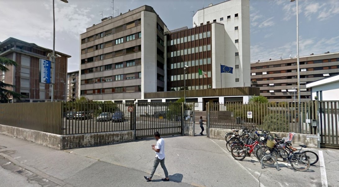 Chiede il rinnovo del permesso di soggiorno con un passaporto falso