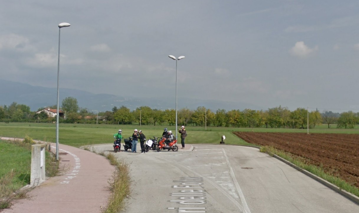 Si nascondono dietro un albero ma il fumo li tradisce, giovanissimi beccati dalla locale