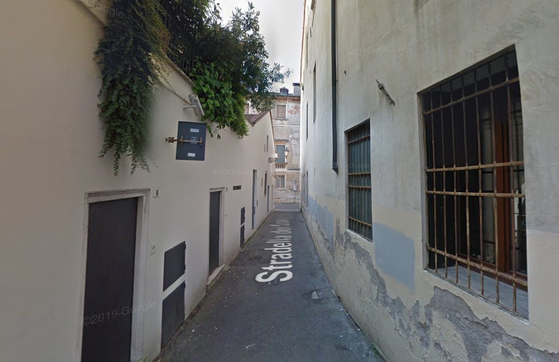 Si prendono a bastonate sotto il palazzo delle Poste in contrà Garibaldi