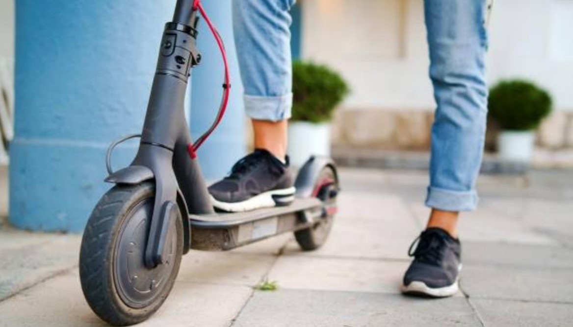 Ruba un costoso monopattino elettrico fuori da una scuola, ma viene beccato da un passante