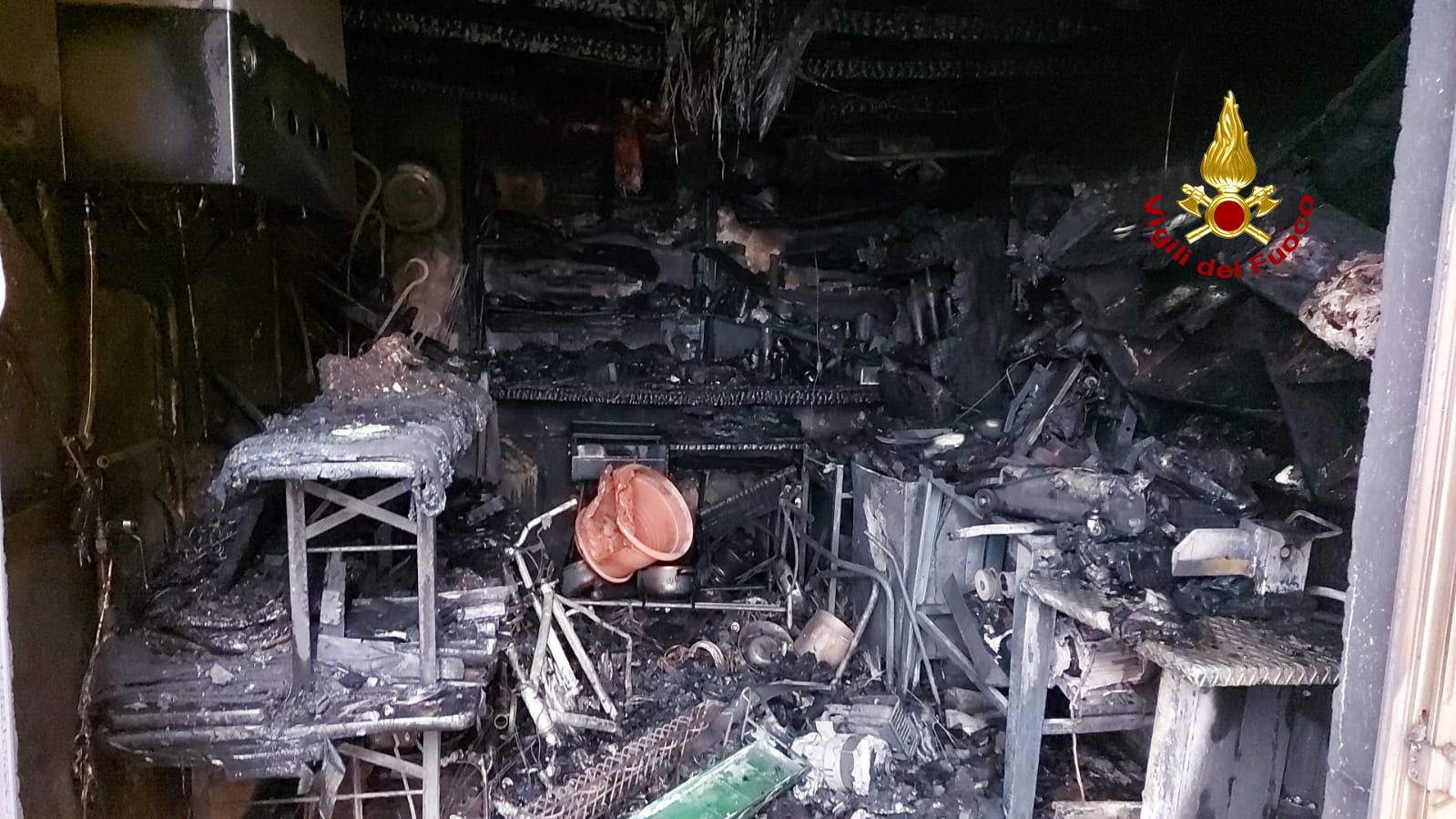 Le foto del garage laboratorio bruciato ad Asiago