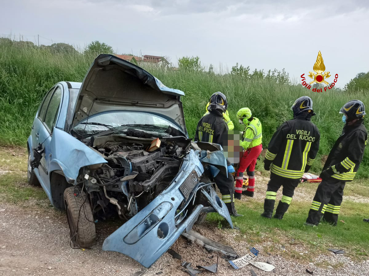 Incidente a Grisignano del Zocco: auto finisce contro un platano, ferito un 34enne