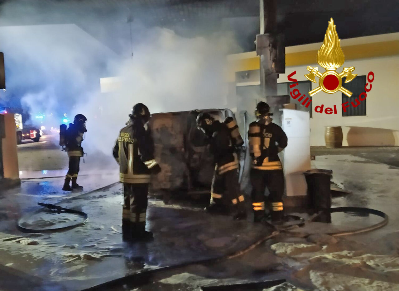 Scoppia l'inferno mentre riempie le taniche di benzina al distributore