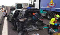 Le foto del maxi incidente in A4 tra tre auto e un camion, sei feriti e traffico paralizzato