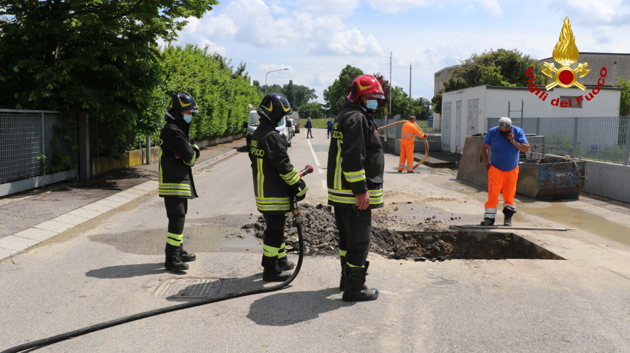 Salta una tubazione del gas metano, strada interdetta e tecnici al lavoro