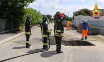 Salta una tubazione del gas metano, strada interdetta e tecnici al lavoro