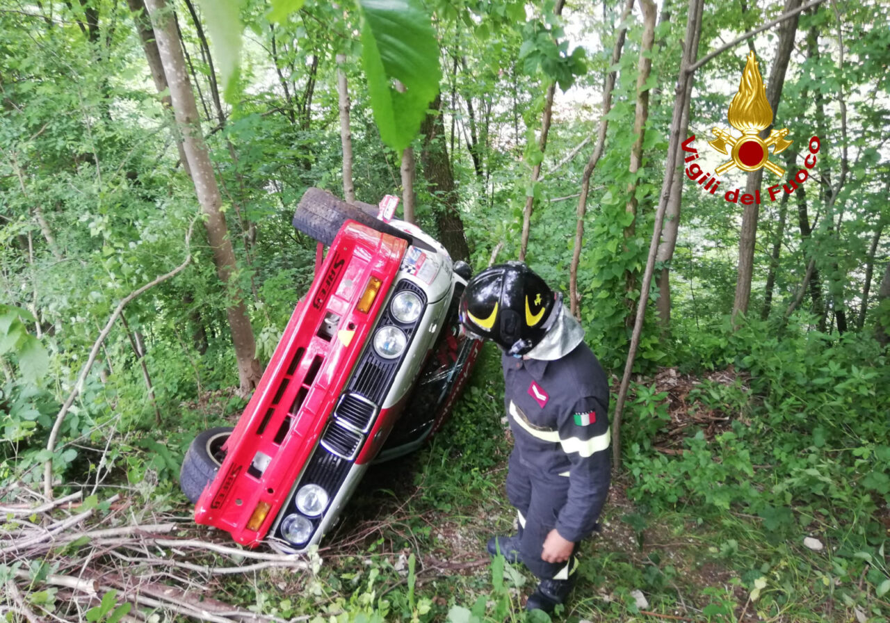 "Rally Campagnolo", il video e le foto della Bmw finita nella scarpata per un guasto