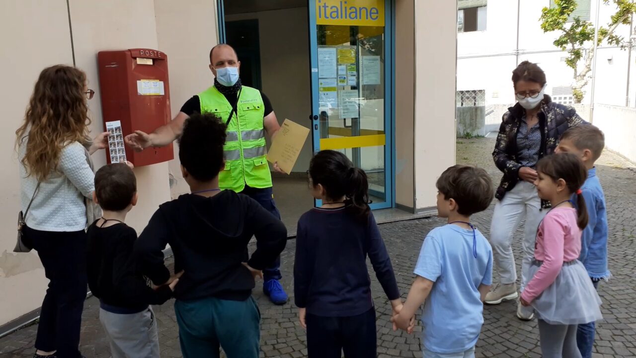 Dopo un anno difficile per il Covid i bimbi di Bassano escono dalle classi per spedire una letterina
