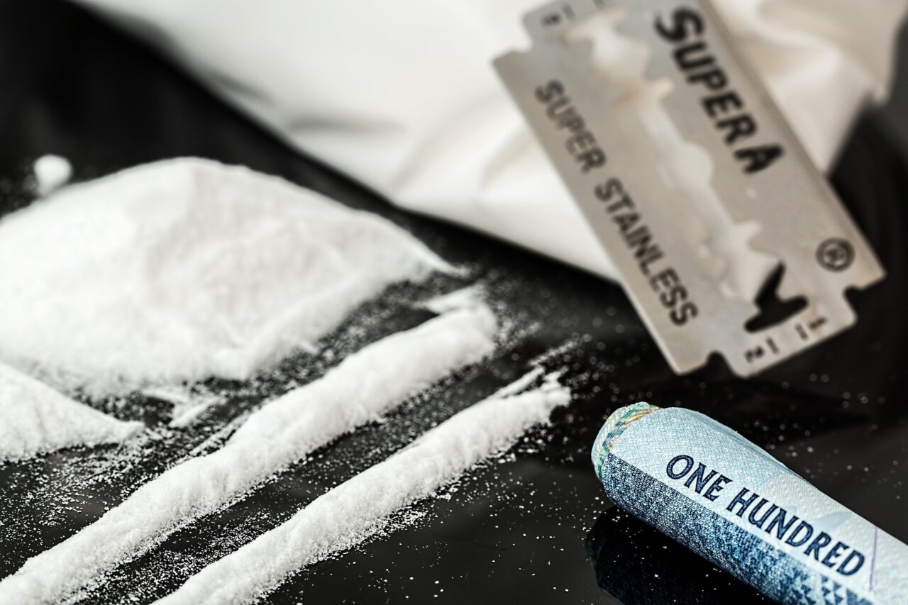 Il comportamento ansioso lo tradisce, pusher di cocaina beccato per una frenata di troppo