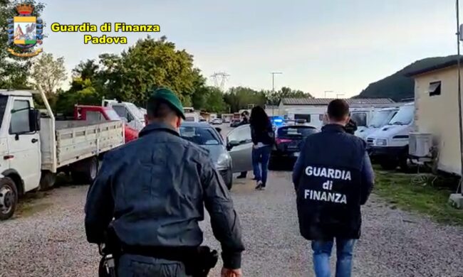 Piangevano miseria per sottrarre soldi all’anziano sacerdote dal cuore d’oro