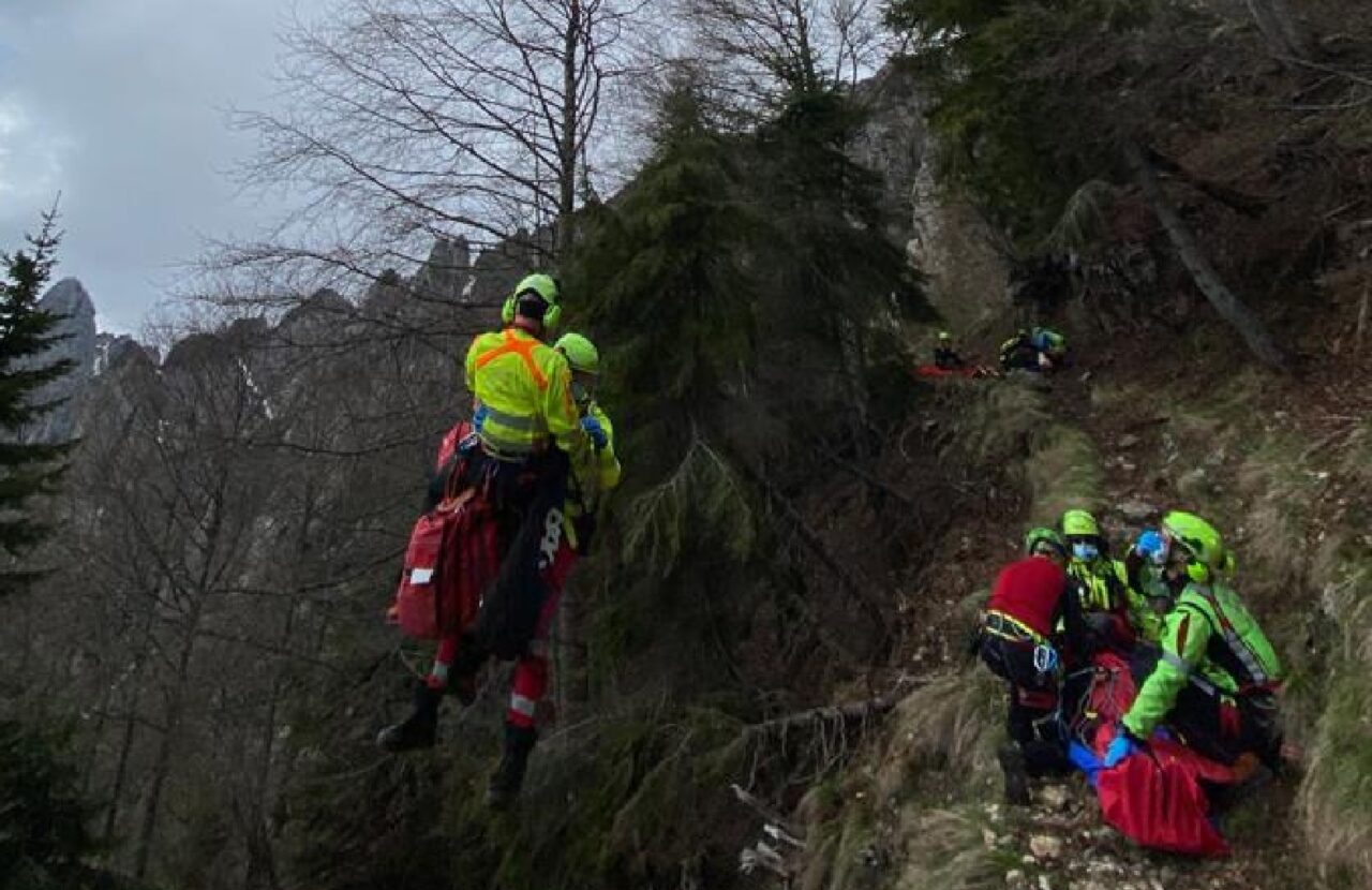 Alpinista 75enne perde l’appiglio alla corda e scivola per venti metri
