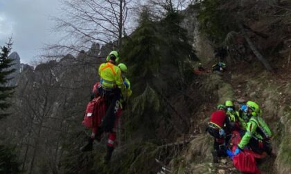 Alpinista 75enne perde l'appiglio alla corda e scivola per venti metri